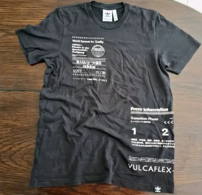 Polera negra Adidas con diseño gráfico - miniatura 1