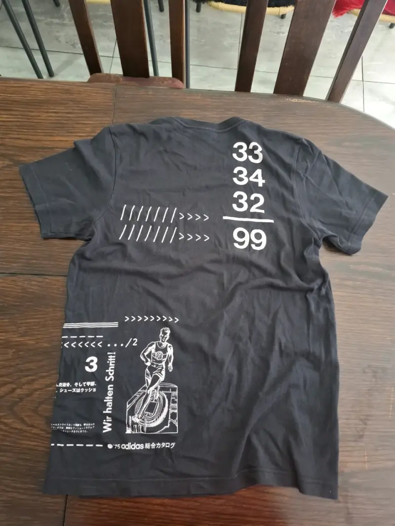 Polera negra Adidas con diseño gráfico - 2