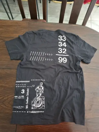 Polera negra Adidas con diseño gráfico - miniatura 2