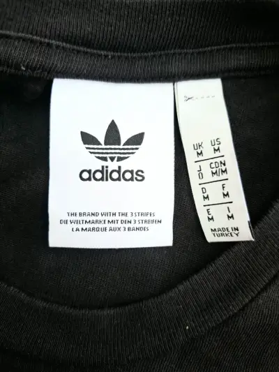 Polera negra Adidas con diseño gráfico - miniatura 3