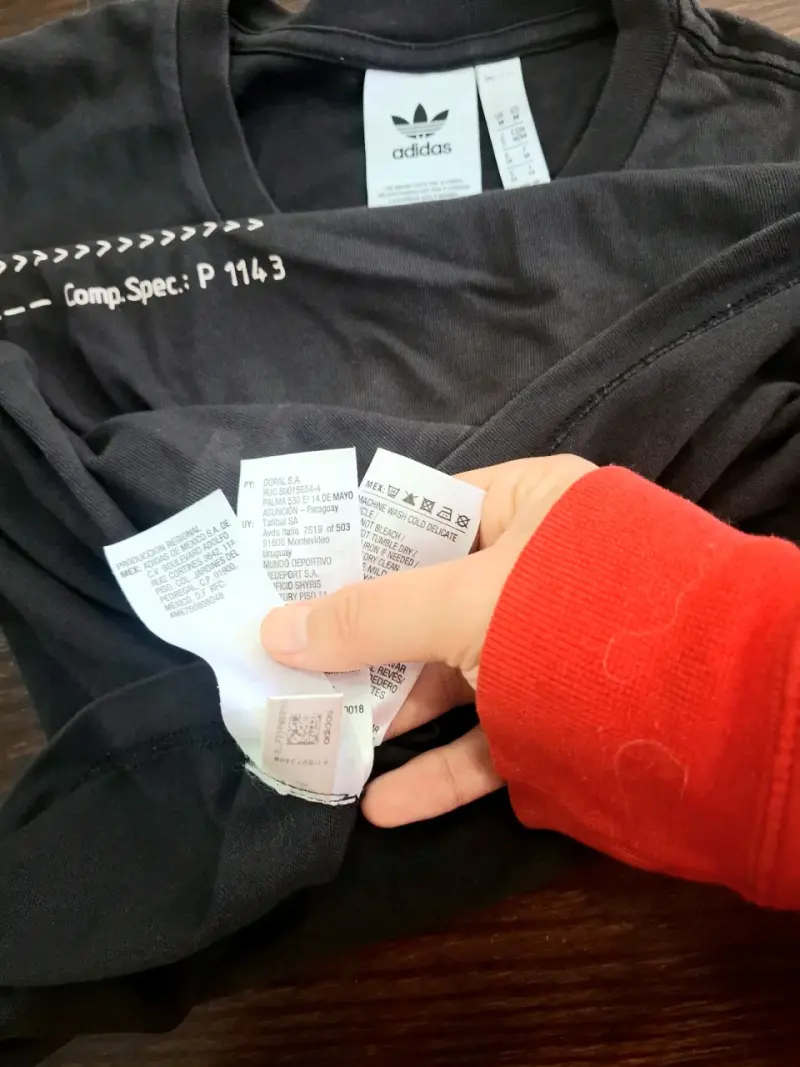 Polera negra Adidas con diseño gráfico - 4