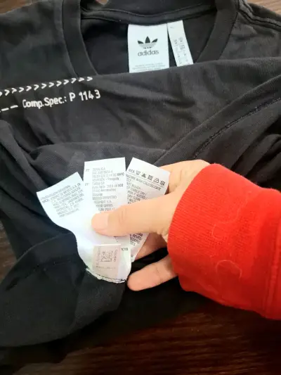 Polera negra Adidas con diseño gráfico - miniatura 4
