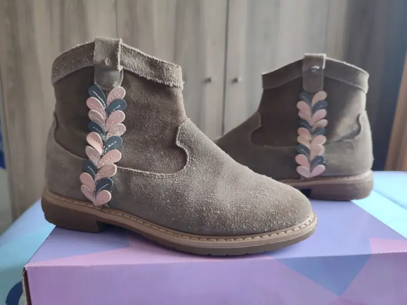 Botines de gamuza para niña con diseño decorativo