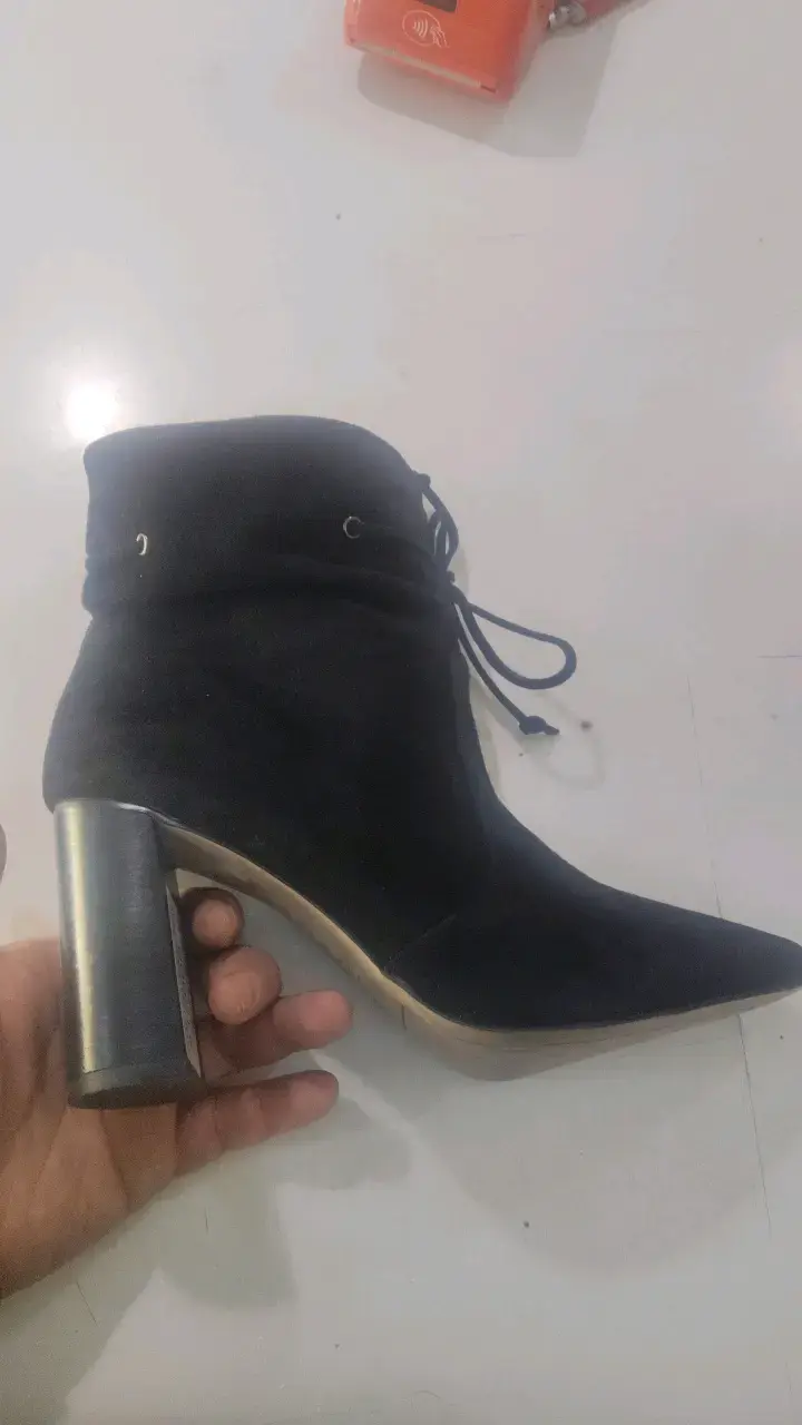 Botines de tacón alto negros Tahari
