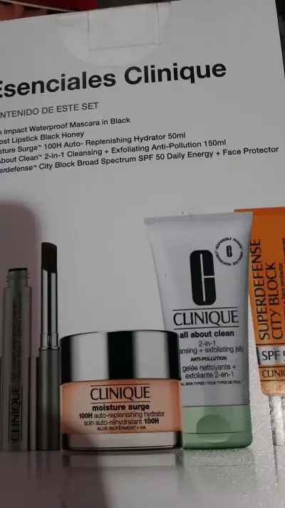Set de cuidado facial Clinique con hidratante y protector solar - miniatura 1