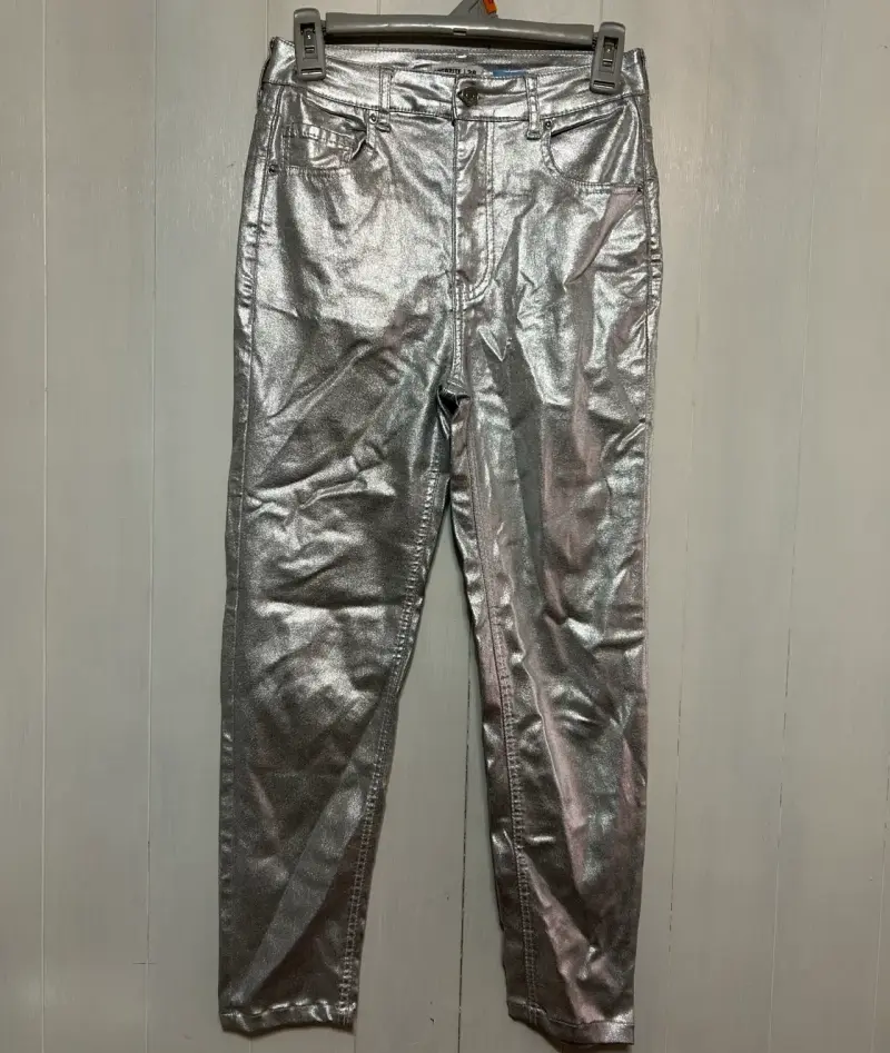 Pantalones plateados metálicos