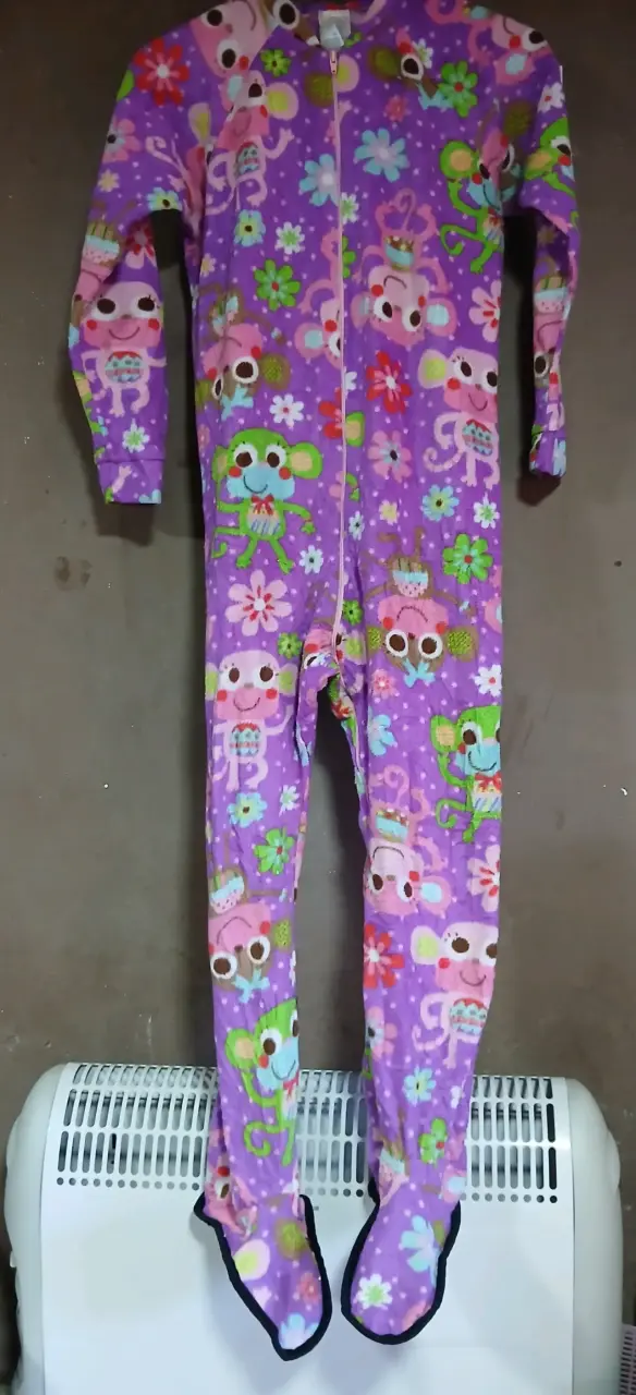 Pijama enterizo infantil con diseño de monos - 1