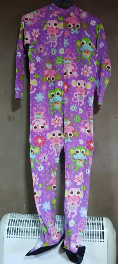 Pijama enterizo infantil con diseño de monos - miniatura 2