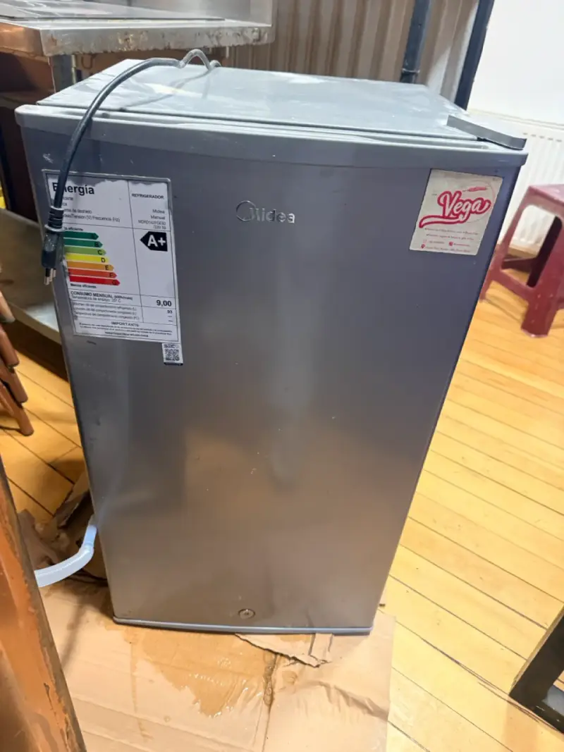 Refrigerador compacto Midea A+ en buen estado - 2