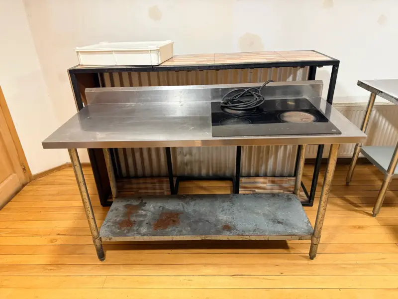 Mesa de trabajo con encimera de acero inoxidable y cocina eléctrica - 1