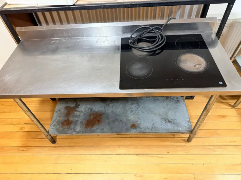 Mesa de trabajo con encimera de acero inoxidable y cocina eléctrica - 2