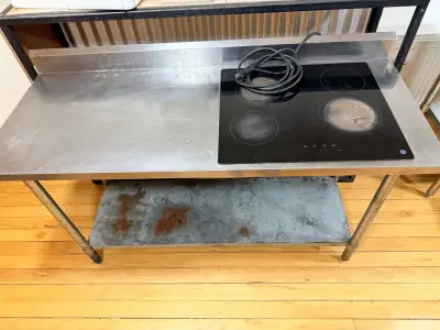 Mesa de trabajo con encimera de acero inoxidable y cocina eléctrica - miniatura 2