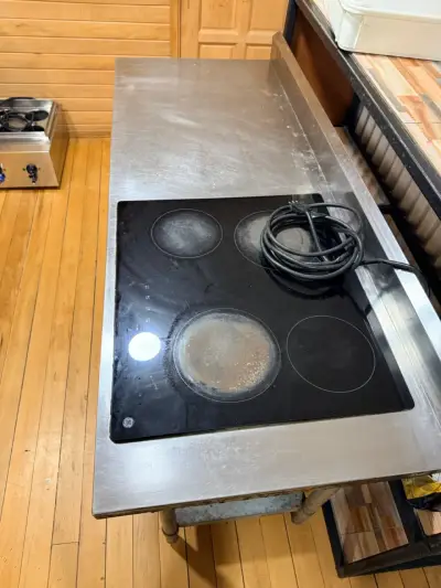 Mesa de trabajo con encimera de acero inoxidable y cocina eléctrica - miniatura 3