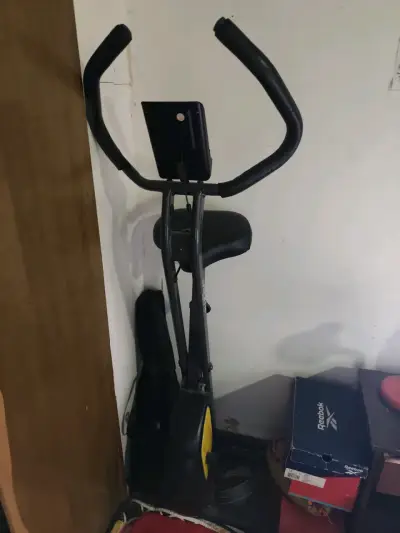 Bicicleta estática Athletic con detalle en pedal - miniatura 3