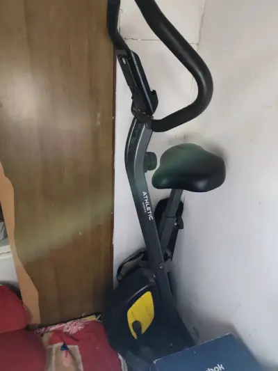 Bicicleta estática Athletic con detalle en pedal - miniatura 4