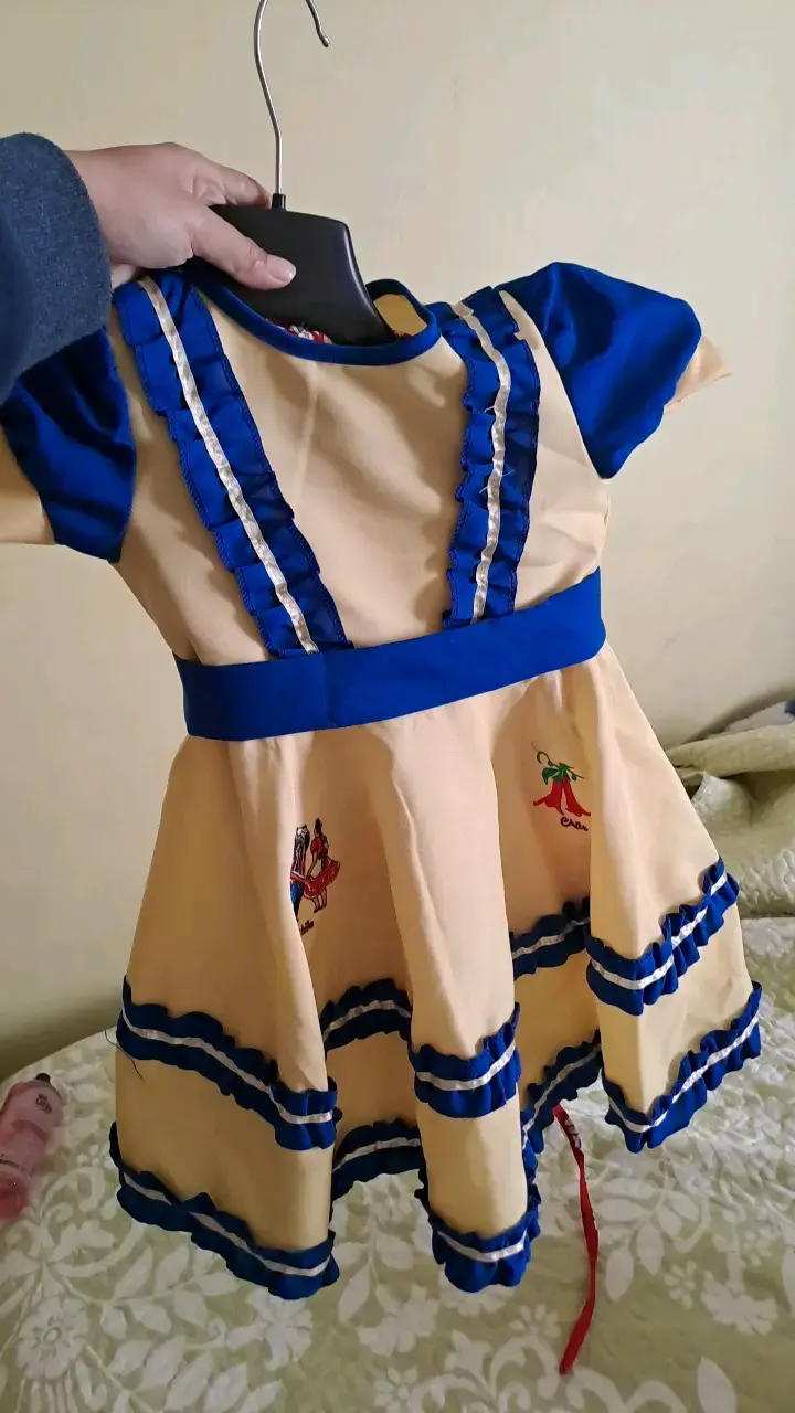 Vestido de niña folclórico con detalles azules - 1