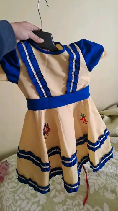 Vestido de niña folclórico con detalles azules - miniatura 1