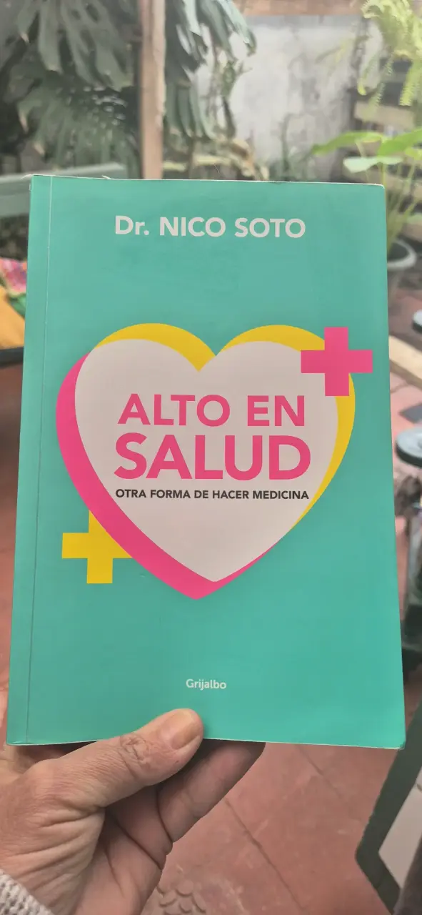 Libros 'Alto en Salud' y 'Alto en Mitos' de Dr. Nico Soto - 1