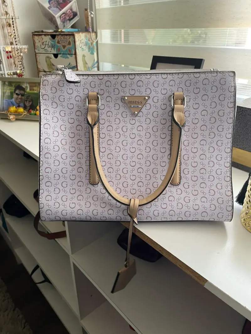 Bolso de mano Guess beige con logo