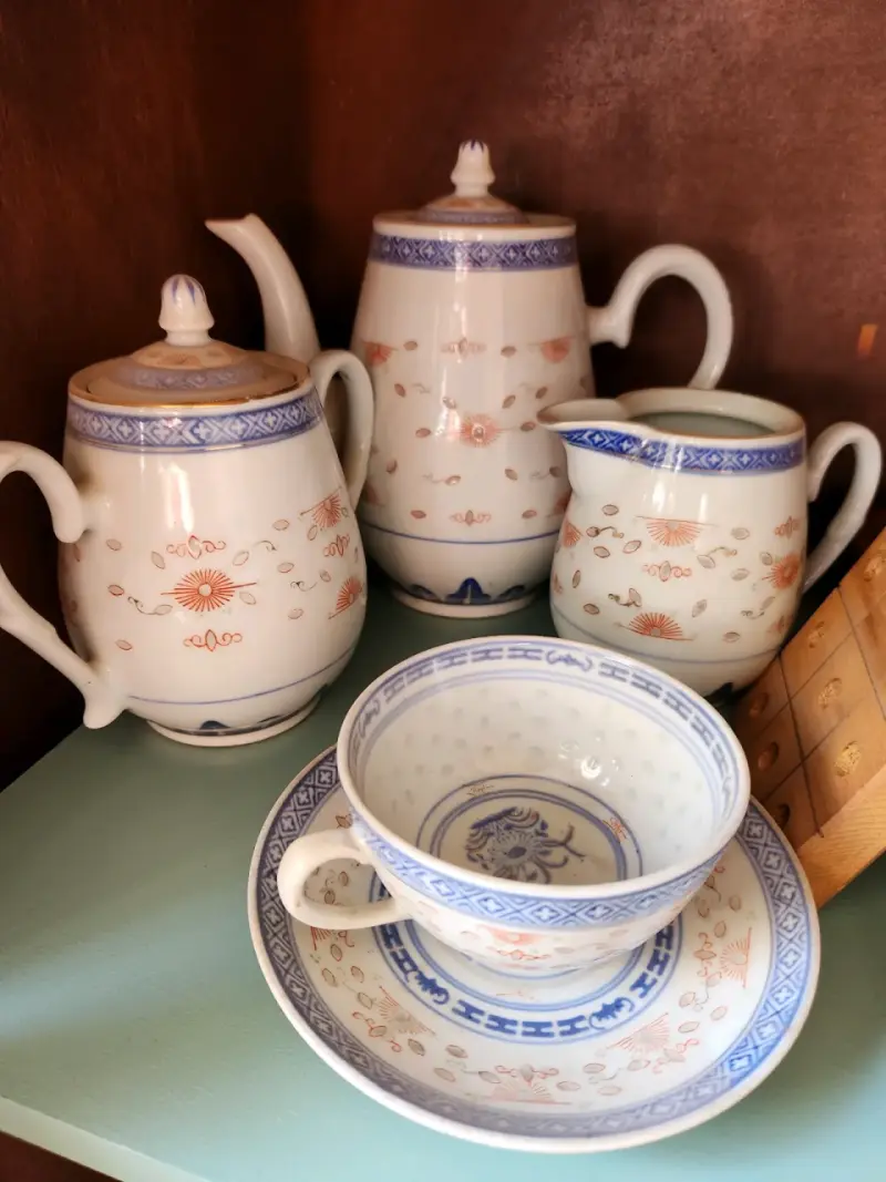 Juego de té de porcelana con diseño floral