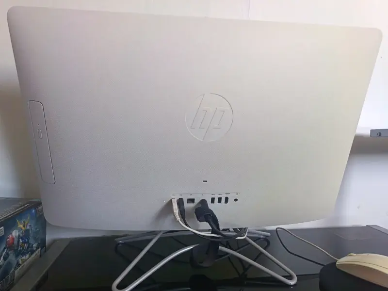 “PC Todo en Uno HP 24” i3 + 1TB + Teclado y Mouse - 2