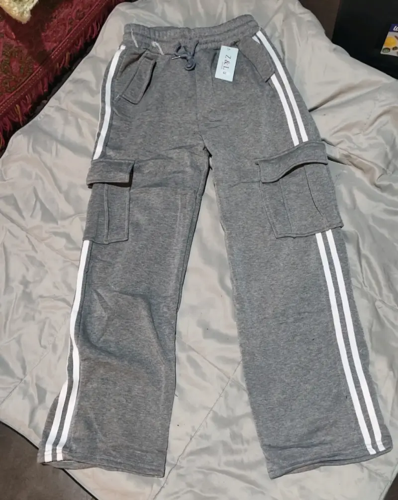Pantalones deportivos grises con bolsillos cargo - 1