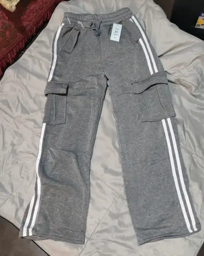Pantalones deportivos grises con bolsillos cargo - miniatura 1