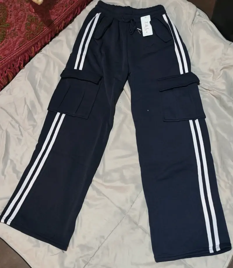 Pantalones deportivos grises con bolsillos cargo - 2