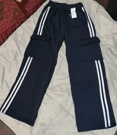 Pantalones deportivos grises con bolsillos cargo - miniatura 2