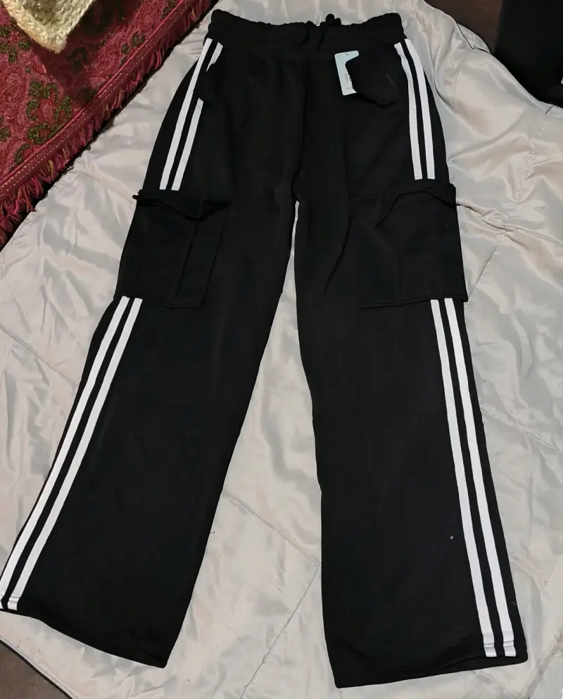 Pantalones deportivos grises con bolsillos cargo - 4