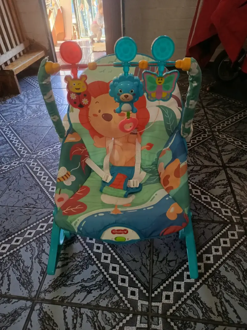 Silla mecedora para bebé con juguetes