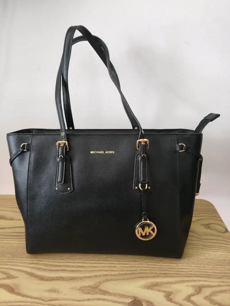 Bolso de cuero negro Michael Kors elegante