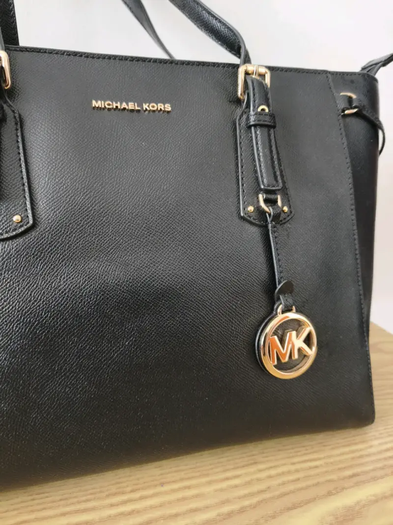 Bolso de cuero negro Michael Kors elegante - 2