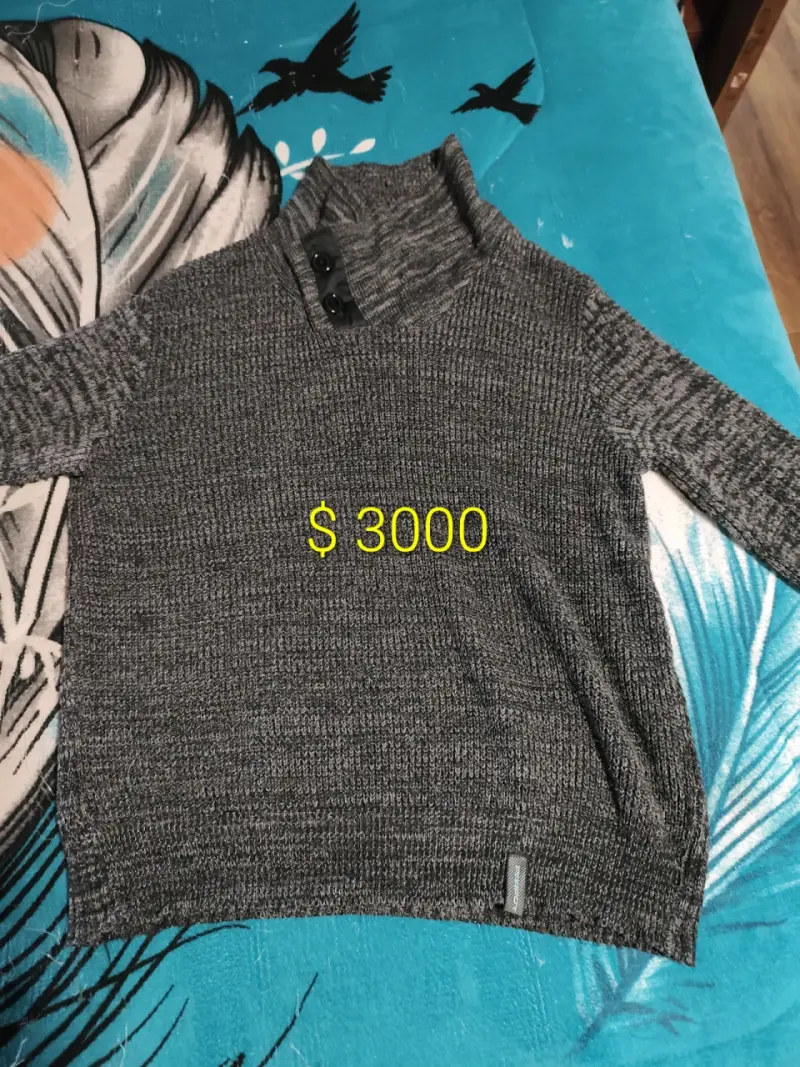Suéter de lana gris con cuello alto - 1
