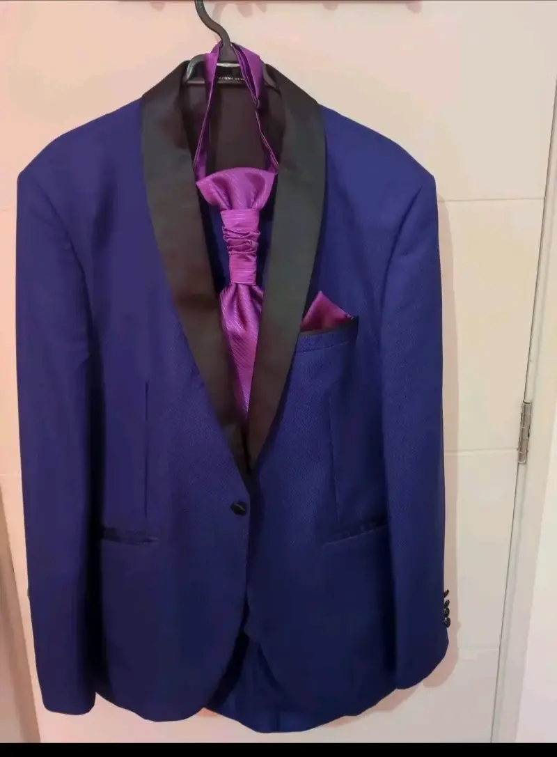 Traje azul con solapa negra y corbata morada - 1