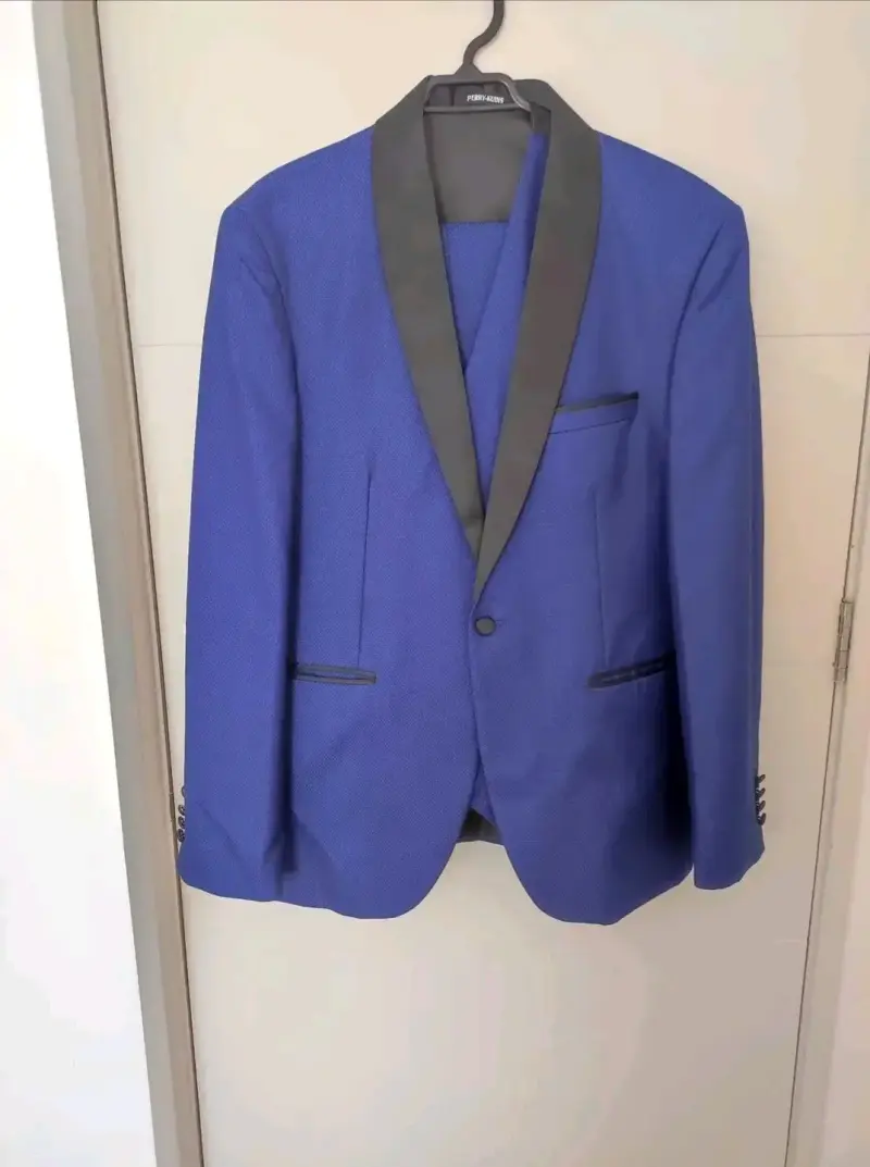 Traje azul con solapa negra y corbata morada - 2