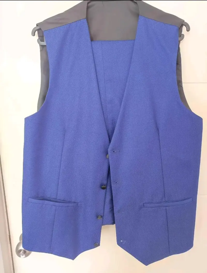 Traje azul con solapa negra y corbata morada - 3