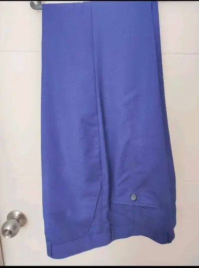 Traje azul con solapa negra y corbata morada - miniatura 4