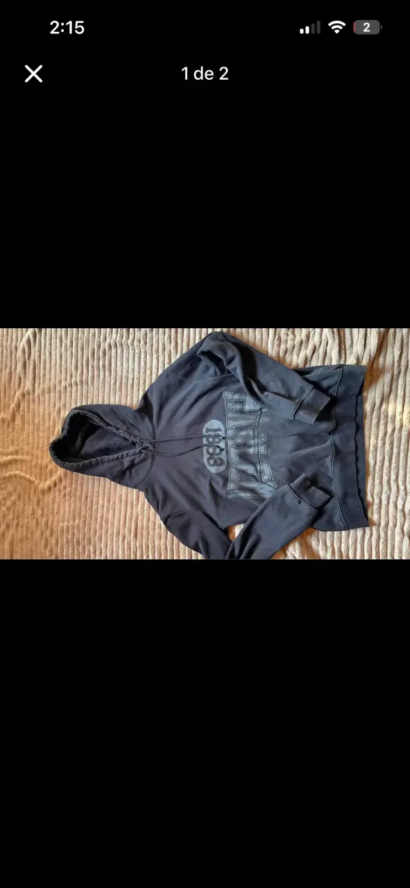 Polerón negro con capucha y diseño gráfico - 2