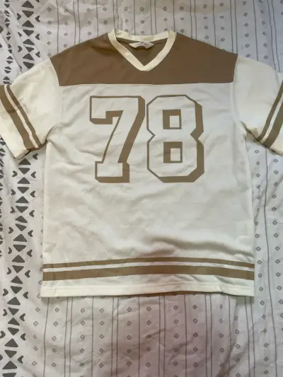Polera deportiva H&M beige con número 78 - miniatura 1
