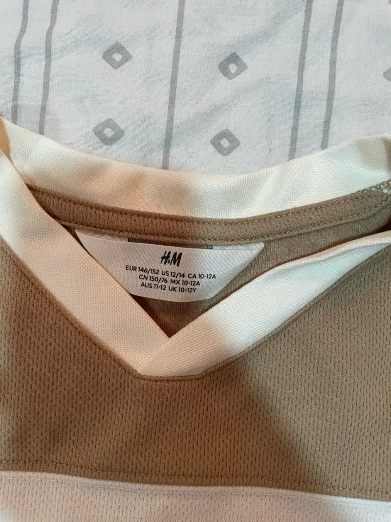 Polera deportiva H&M beige con número 78 - 2