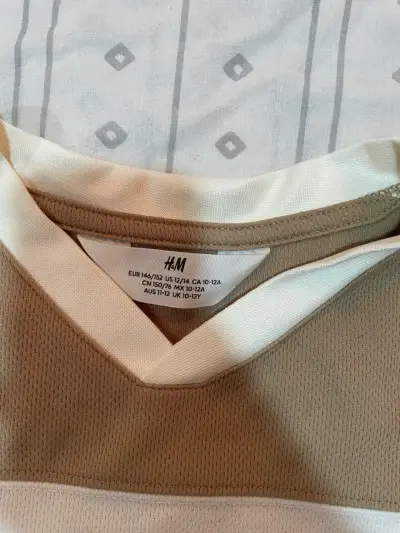 Polera deportiva H&M beige con número 78 - miniatura 2
