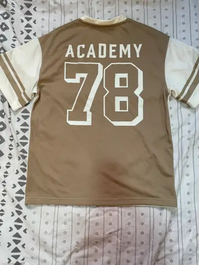 Polera deportiva H&M beige con número 78 - miniatura 3
