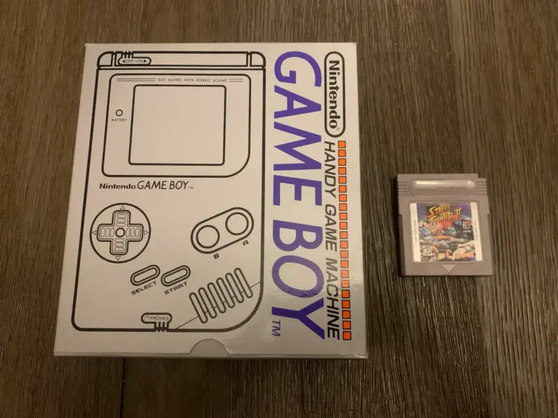 Nintendo Game Boy con juego Street Fighter II