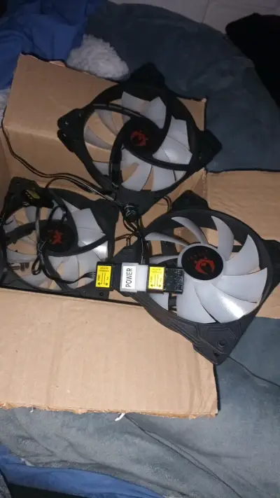 Ventiladores LED para PC con diseño gaming - miniatura 1