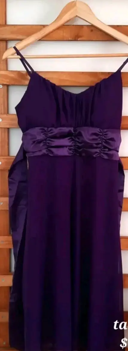 Vestido de fiesta morado con detalles fruncidos