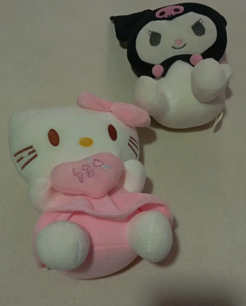 Peluches Hello Kitty y Kuromi de Sanrio - 1