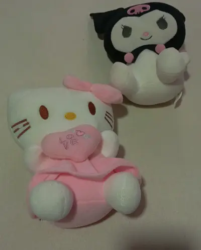 Peluches Hello Kitty y Kuromi de Sanrio - miniatura 1