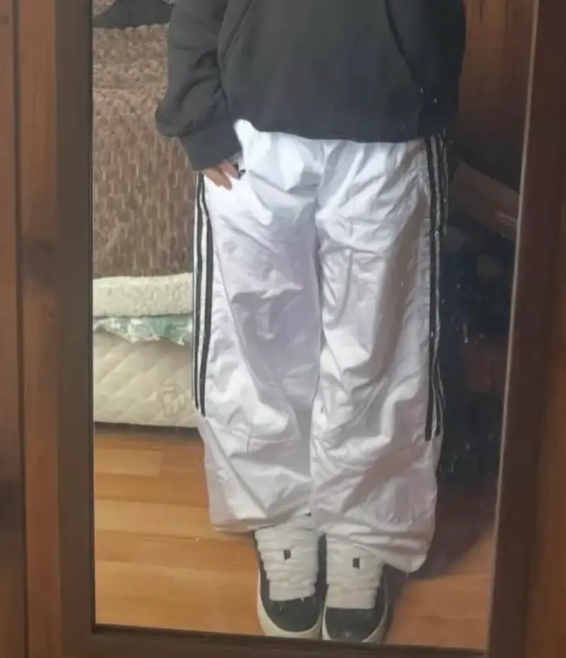 Pantalones deportivos blancos Adidas con franjas - 1