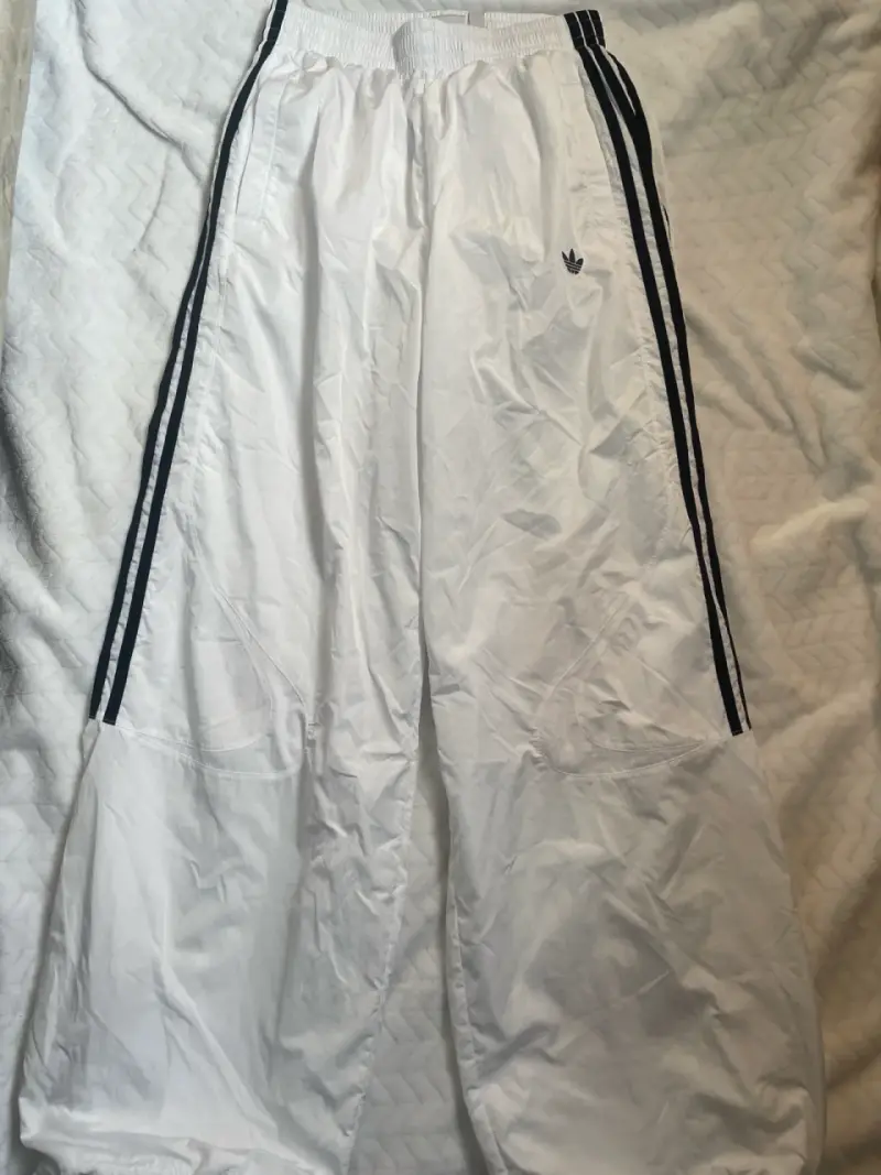 Pantalones deportivos blancos Adidas con franjas - 3